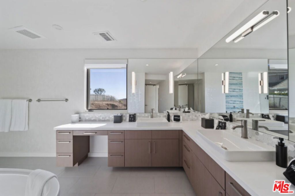Image 39 of property listing at 3004 Sequit Dr, Malibu, CA 90265