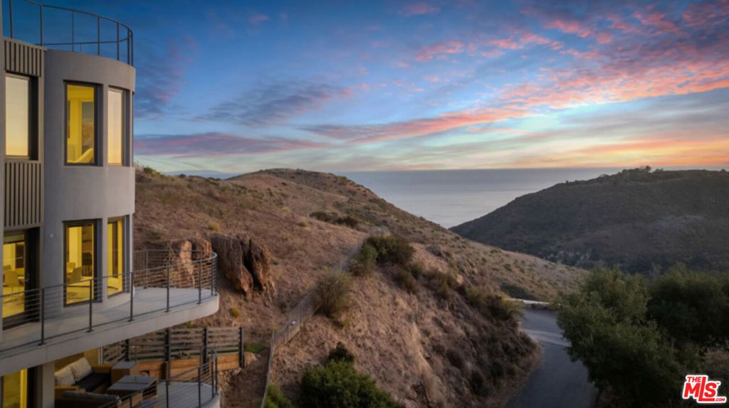 Image 4 of property listing at 3004 Sequit Dr, Malibu, CA 90265