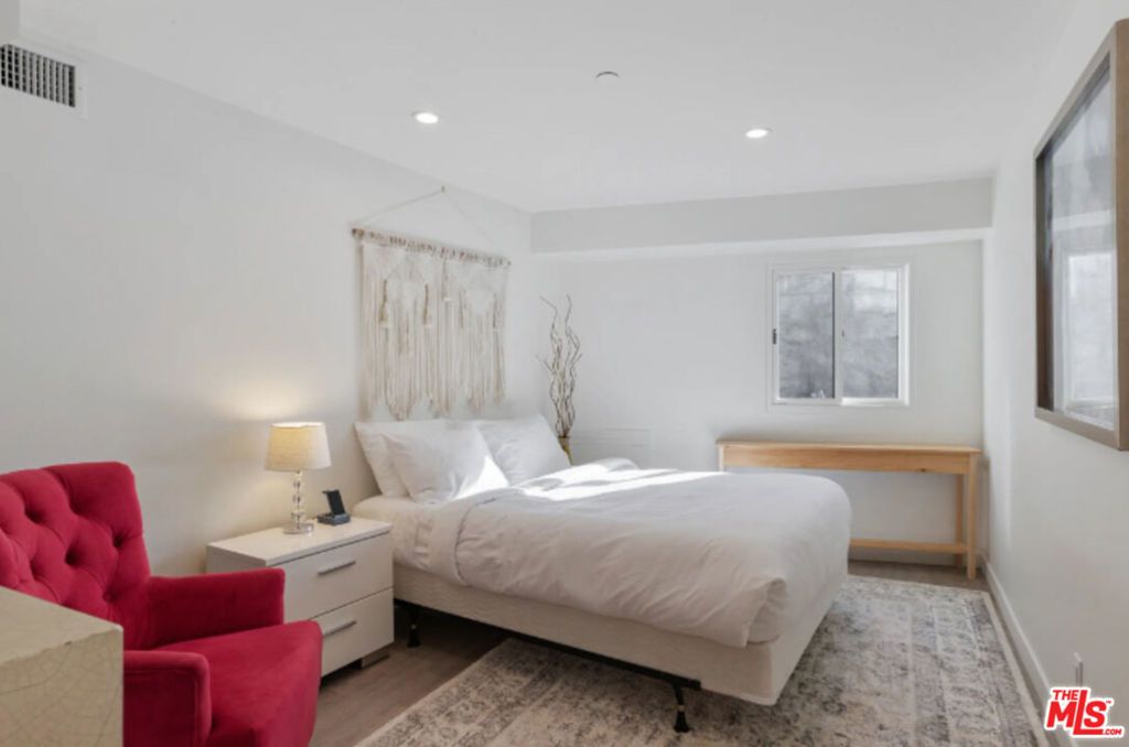 Image 40 of property listing at 3004 Sequit Dr, Malibu, CA 90265