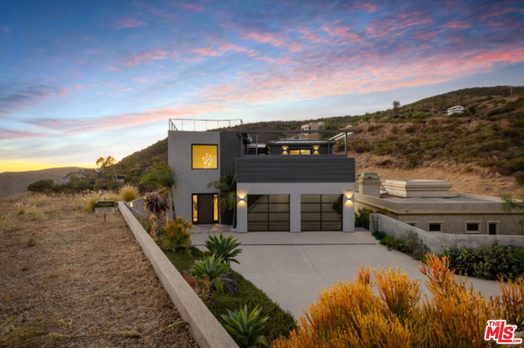 Image 5 of property listing at 3004 Sequit Dr, Malibu, CA 90265