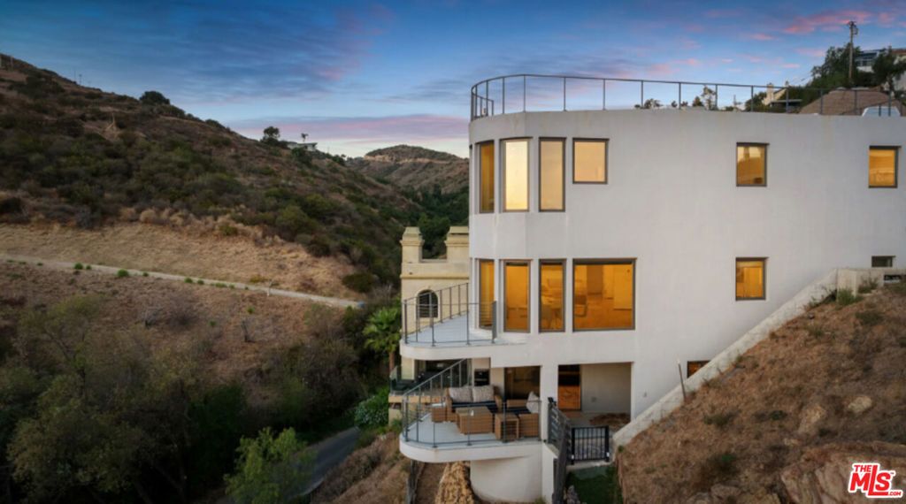 Image 6 of property listing at 3004 Sequit Dr, Malibu, CA 90265