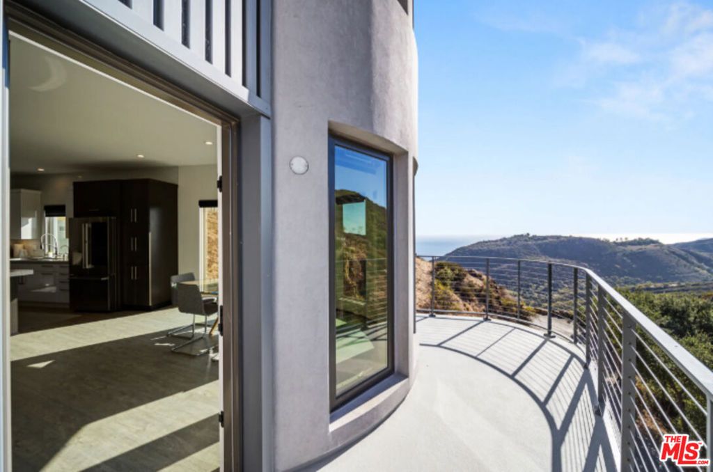 Image 7 of property listing at 3004 Sequit Dr, Malibu, CA 90265