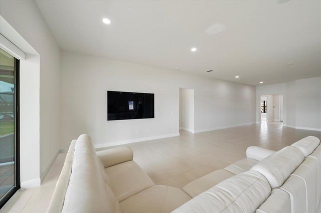 818 SE Courances Drive, Port St. Lucie, FL 34984