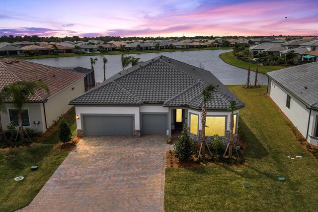 818 SE Courances Drive, Port St. Lucie, FL 34984