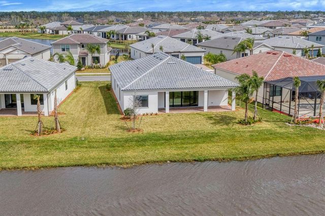 818 SE Courances Drive, Port St. Lucie, FL 34984