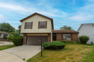 1918 Williamsburg Drive, Streamwood, IL 60107