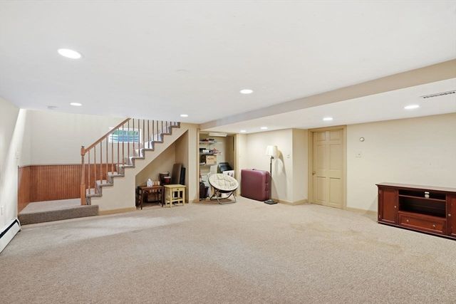 33 Hunt St, Weymouth, MA 02191