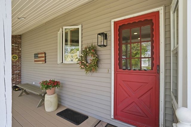 33 Hunt St, Weymouth, MA 02191