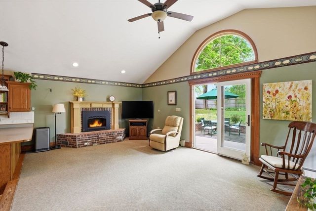 33 Hunt St, Weymouth, MA 02191