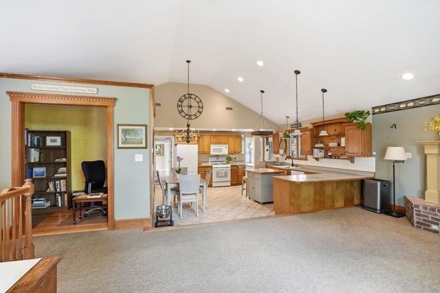 33 Hunt St, Weymouth, MA 02191