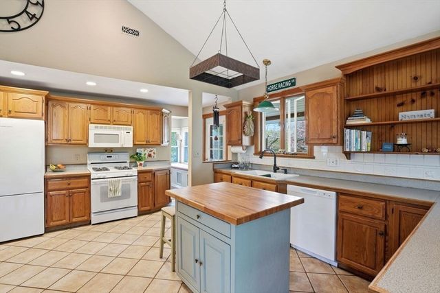 33 Hunt St, Weymouth, MA 02191