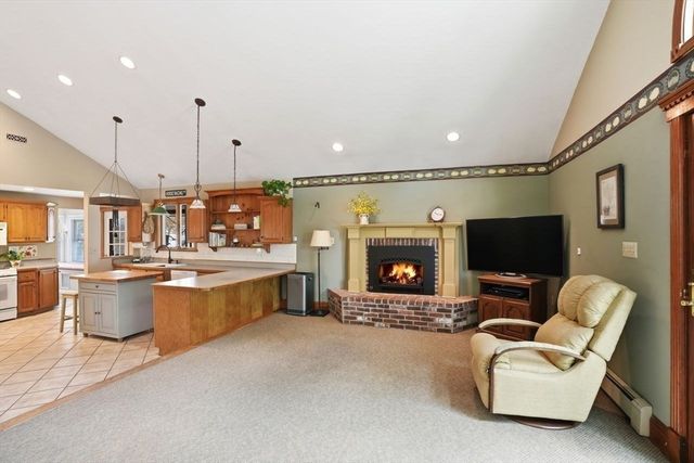 33 Hunt St, Weymouth, MA 02191