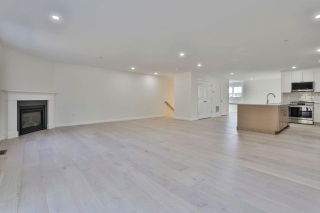 19 Autumn Lane, Raymond, NH 03077