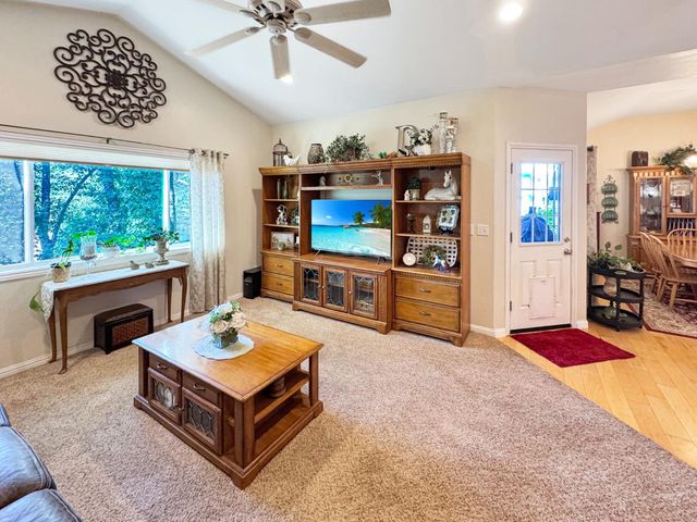 11818 Upper Circle Dr, Grass Valley, CA 95949