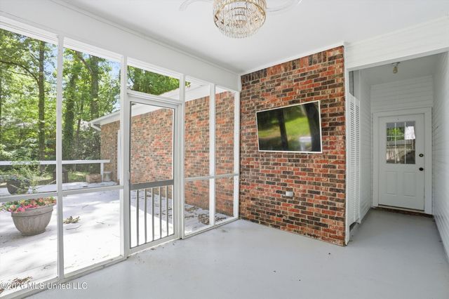 43 S Crownpointe Drive, Jackson, MS 39211