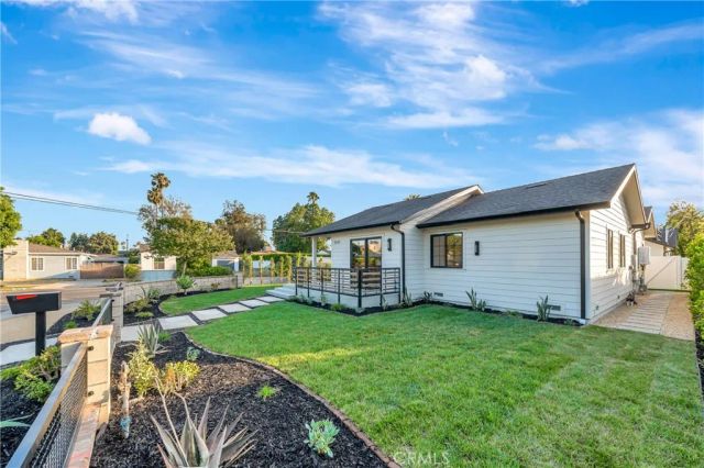 7401 Dempsey Ave, Van Nuys, CA 91406