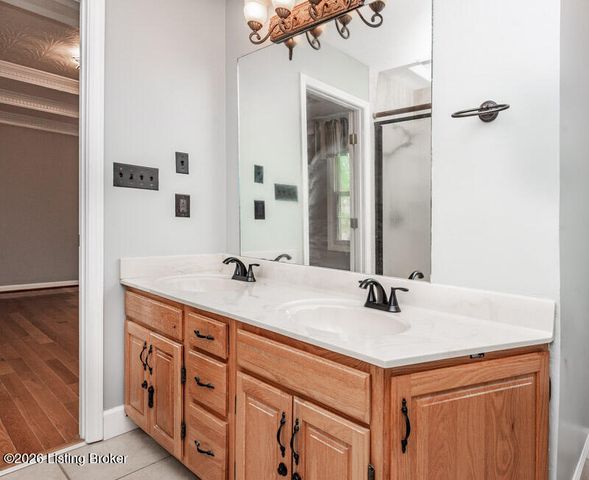 10305 Old Altar Ct, Louisville, KY 40291