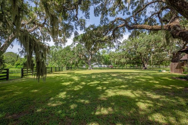 5685 County Road 823, West Columbia, TX 77486