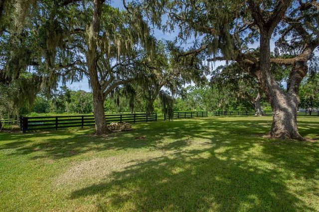 5685 County Road 823, West Columbia, TX 77486