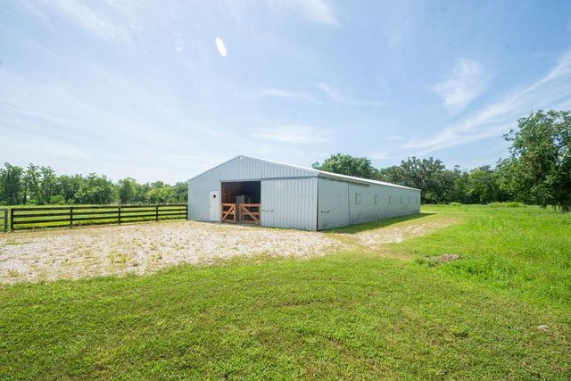 5685 County Road 823, West Columbia, TX 77486