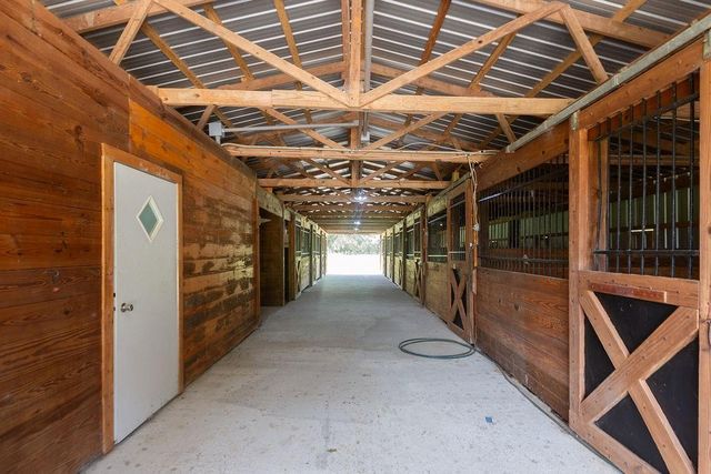 5685 County Road 823, West Columbia, TX 77486