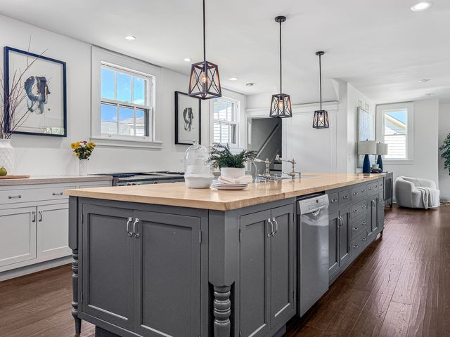 141 Loretto Court, Wheaton, IL 60189