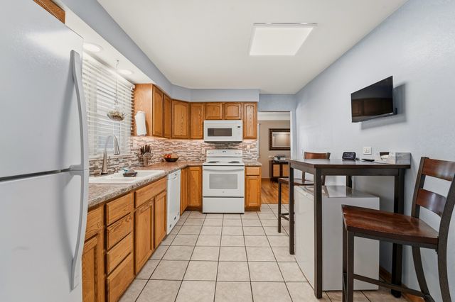 1603 E Glenwood Drive, Des Moines, IA 50320