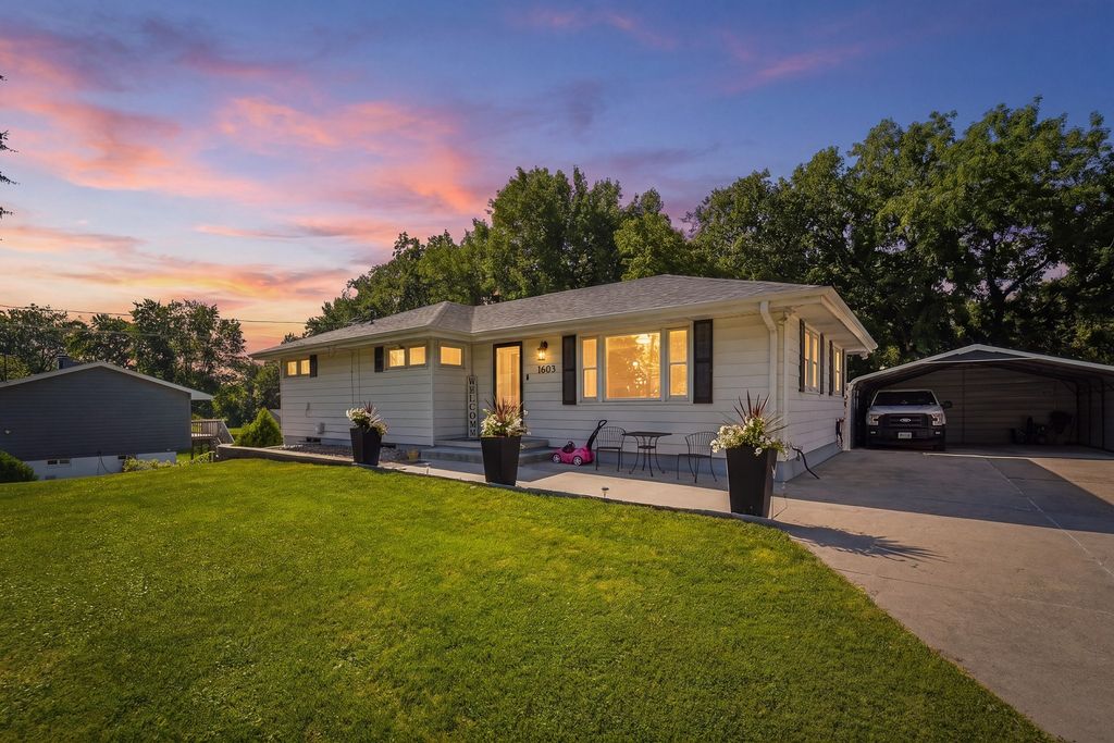 1603 E Glenwood Drive, Des Moines, IA 50320
