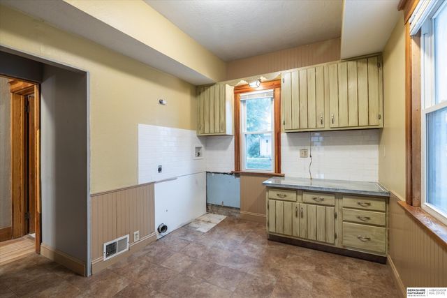 4515 S 16th Street, Omaha, NE 68107