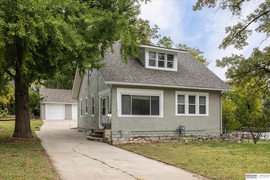 4515 S 16th Street, Omaha, NE 68107