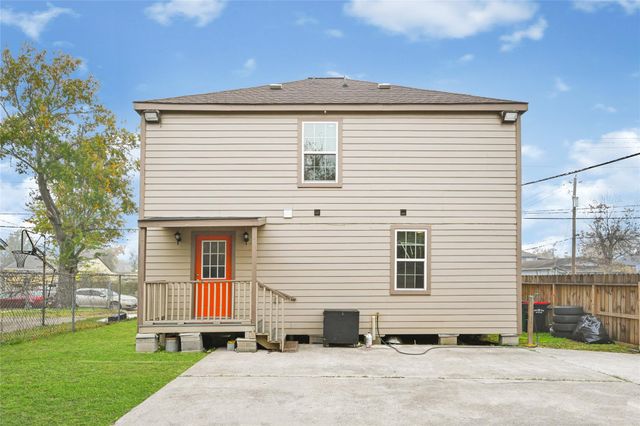 1300 Cypress Street, Baytown, TX 77520