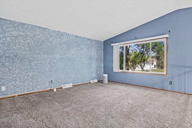 6748 81st Avenue N, Brooklyn Park, MN 55445