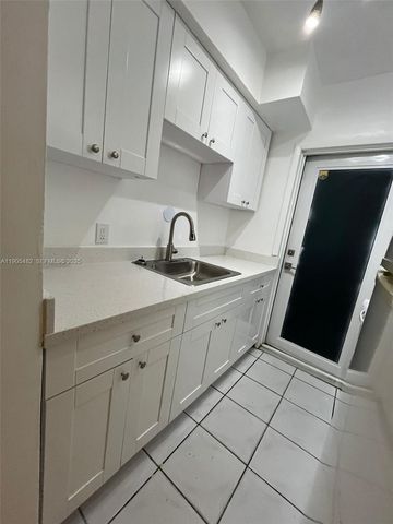 7155 Rue Notre Dame, Miami Beach, FL 33141