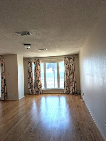 8402 Seawall Boulevard 4, Galveston, TX 77554