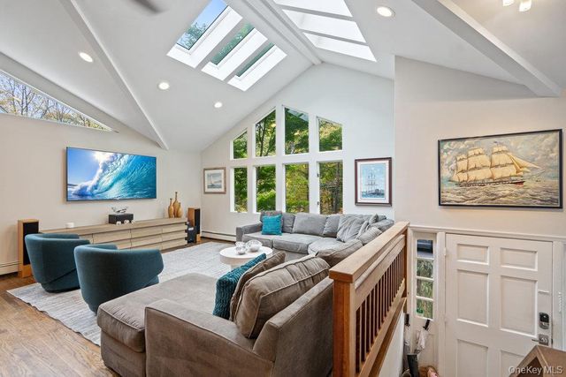 33 Dogwood Lane, Locust Valley, NY 11560