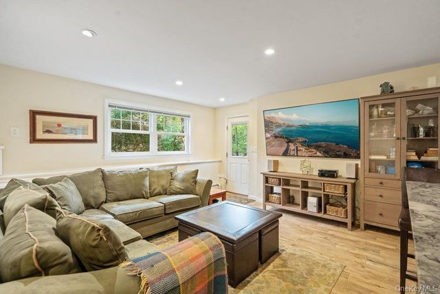 33 Dogwood Lane, Locust Valley, NY 11560