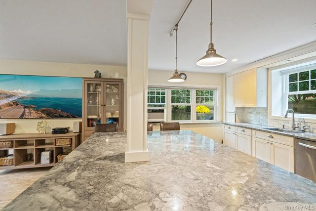 33 Dogwood Lane, Locust Valley, NY 11560