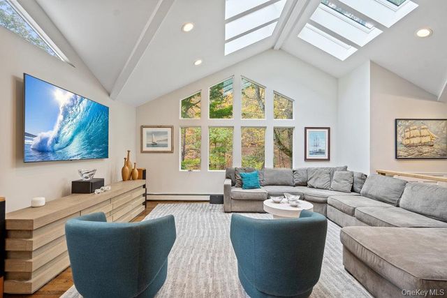 33 Dogwood Lane, Locust Valley, NY 11560