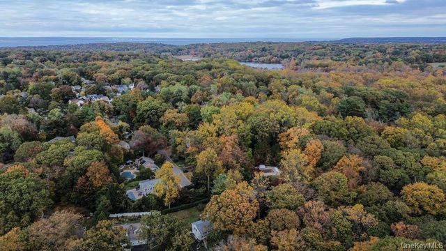 33 Dogwood Lane, Locust Valley, NY 11560