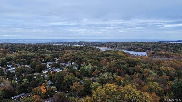 33 Dogwood Lane, Locust Valley, NY 11560