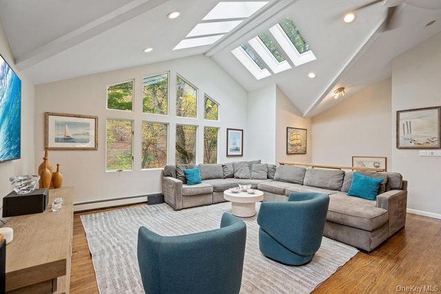 33 Dogwood Lane, Locust Valley, NY 11560