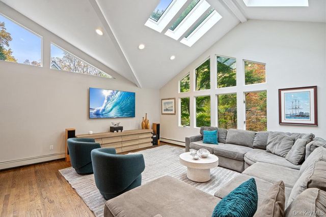 33 Dogwood Lane, Locust Valley, NY 11560