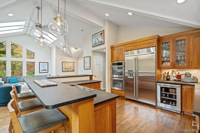 33 Dogwood Lane, Locust Valley, NY 11560