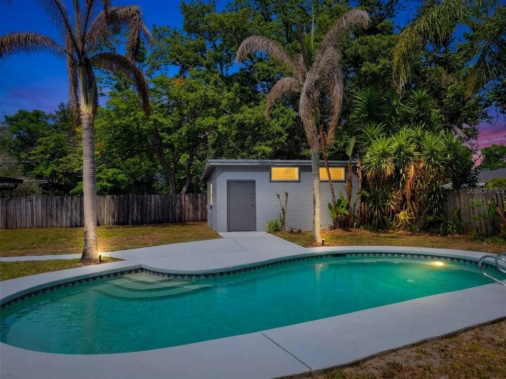 Image 8 of property listing at 1707 LOCKWOOD AVENUE, Orlando, FL 32812