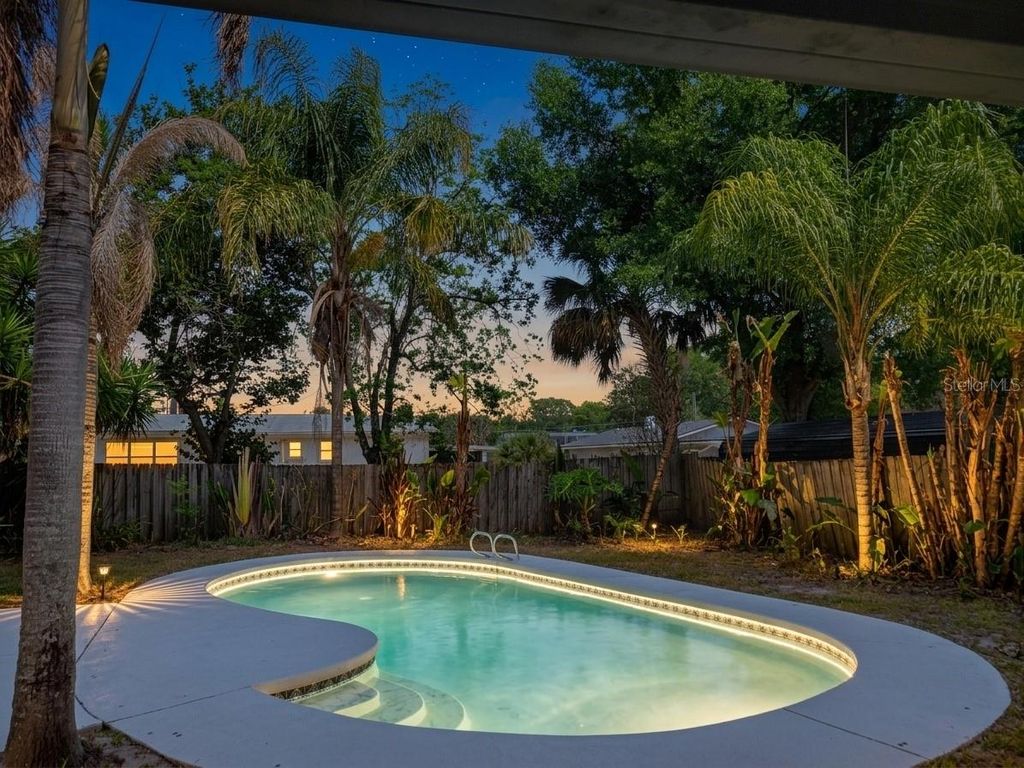 Image 9 of property listing at 1707 LOCKWOOD AVENUE, Orlando, FL 32812