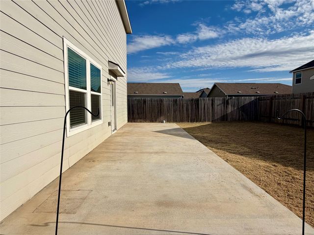 512 Gabbro GDNS, Maxwell, TX 78656
