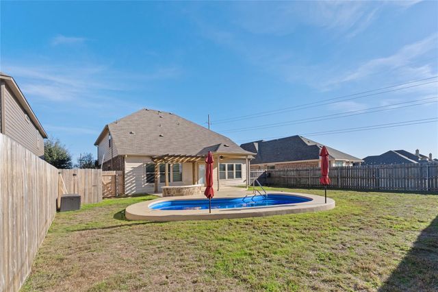 136 Wallin Farms DR, Hutto, TX 78634