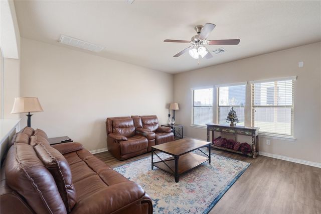 136 Wallin Farms DR, Hutto, TX 78634