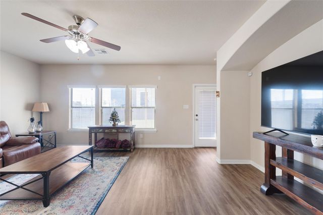 136 Wallin Farms DR, Hutto, TX 78634