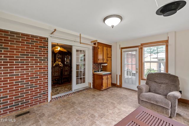 126 Poplar Hill Drive, Johnson City, TN 37604